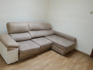Sofá chaise longue modular beige y blanco. Pinto