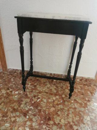 Mesa auxiliar antigua de madera