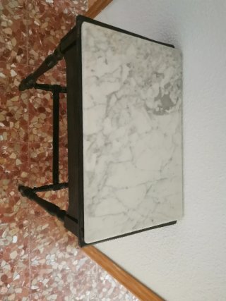Mesa auxiliar antigua de madera