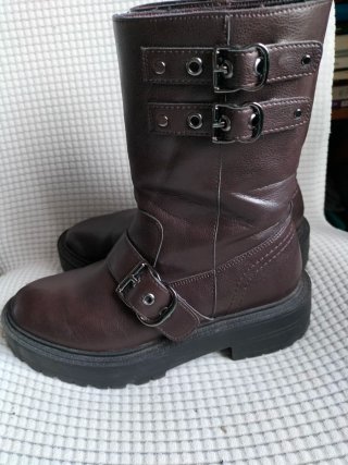 Botas marrones con hebillas