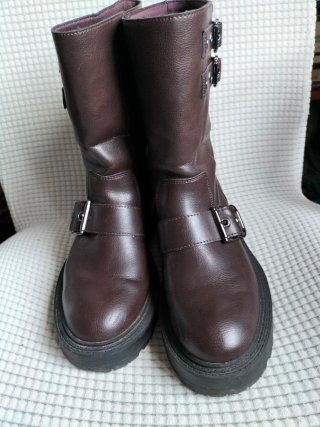 Botas marrones con hebillas