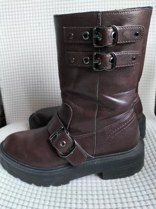 Botas marrones con hebillas