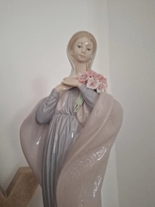Figura porcelana mujer flores