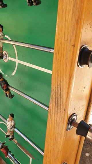 Futbolín antiguo de madera