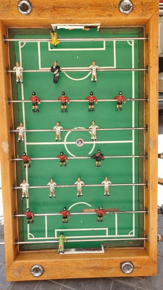 Futbolín antiguo de madera