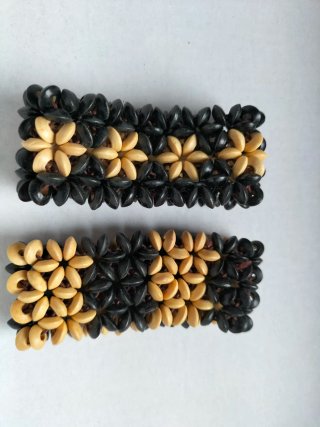 Pulseras de semillas de madera