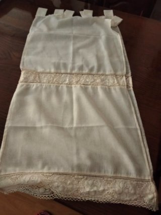 Cortinas rústicas con encaje beige.