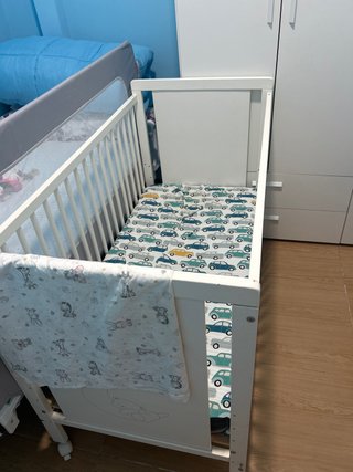 Culla bianca per bambini con stampa di auto
