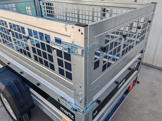 Remolque con laterales desmontables y plegable
