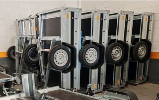 Remolque con laterales desmontables y plegable