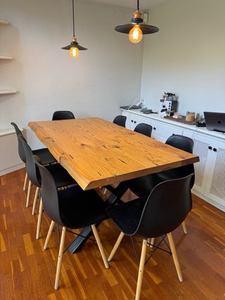 Mesa comedor madera y 8 sillas negras