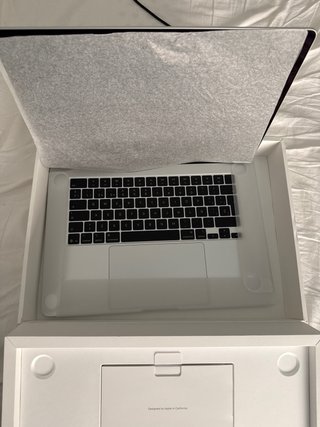 MacBook Apple Gris/Plateado modelo 2026