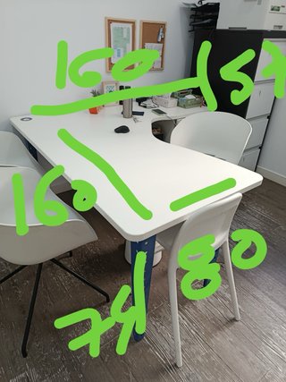Escritorio blanco grande con patas azules.