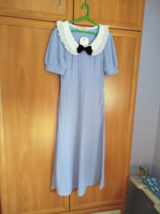 Vestido azul con cuello blanco