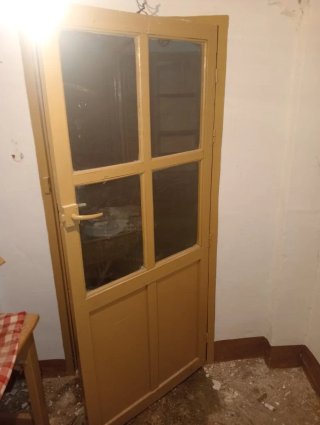 Puerta madera antigua con cristal