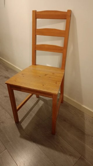 Silla de madera rústica