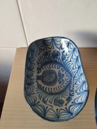 Fuente cerámica Granadina añil. Salsera de regalo