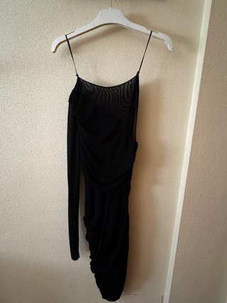 Vestido negro asimétrico drapeado