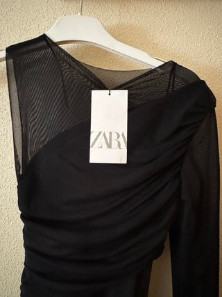 Vestido negro asimétrico drapeado