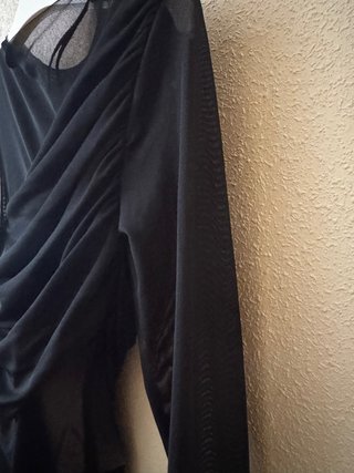 Vestido negro asimétrico drapeado