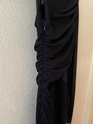 Vestido negro asimétrico drapeado