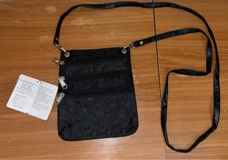 Bolso Negro con Cremalleras