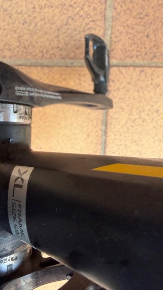 Bicicleta de carretera Kross Negra y Amarilla