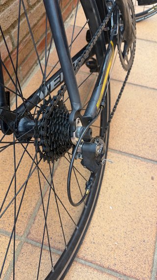 Bicicleta de carretera Kross Negra y Amarilla