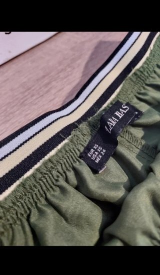 Falda Zara verde plisada