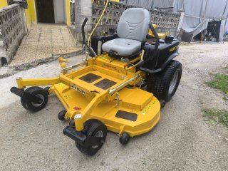 Tractor cortacésped Hustler amarillo