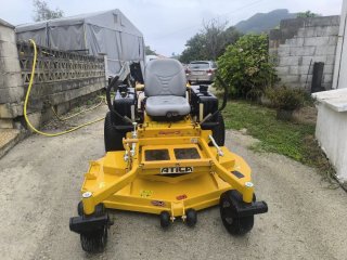 Tractor cortacésped Hustler amarillo