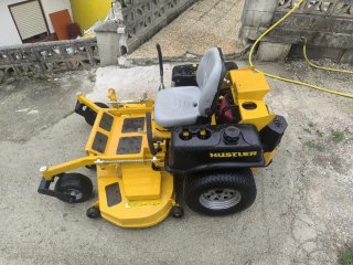 Tractor cortacésped Hustler amarillo