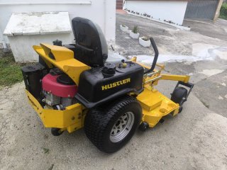 Tractor cortacésped Hustler amarillo