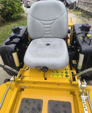 Tractor cortacésped Hustler amarillo