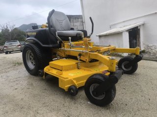 Tractor cortacésped Hustler amarillo
