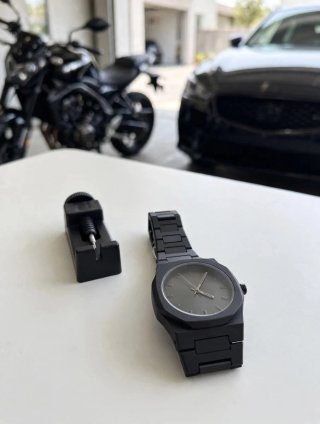 Elegante reloj negro
