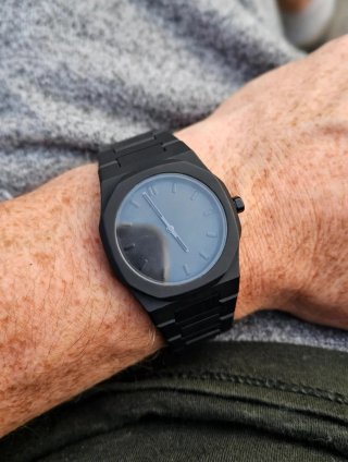 Elegante reloj negro