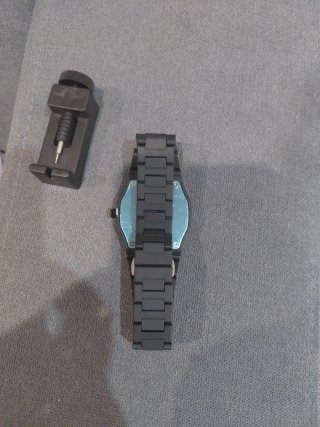 Elegante reloj negro