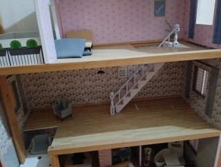 Incantevole casa delle bambole in legno a tre piani
