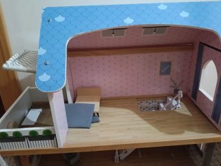 Incantevole casa delle bambole in legno a tre piani