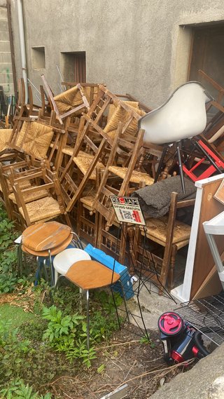 Lote de sillas de madera y muebles