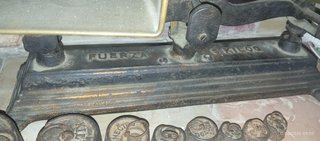 Balanza antigua con pesas