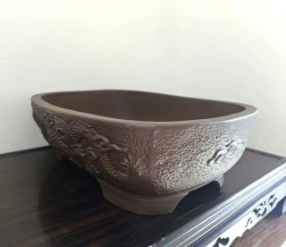 Espectacular maceta japonesa con diseño de dragón.