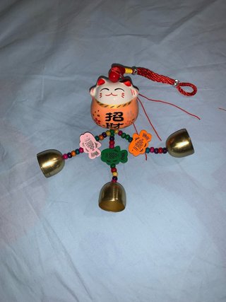 Gato de la suerte Maneki Neko con cascabeles