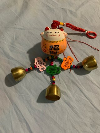Gato de la suerte Maneki Neko con cascabeles