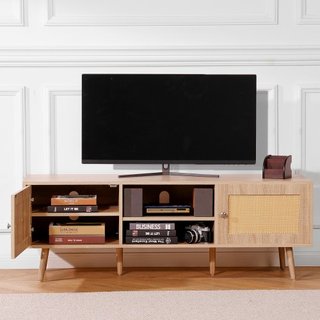 Soporte de TV de ratán para TV de 65" (165.1 cm) Soporte de TV Boho con enchufe incorporado en roble