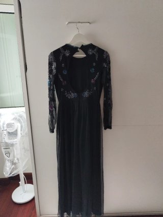 Vestido negro pedrería y gasa largo
