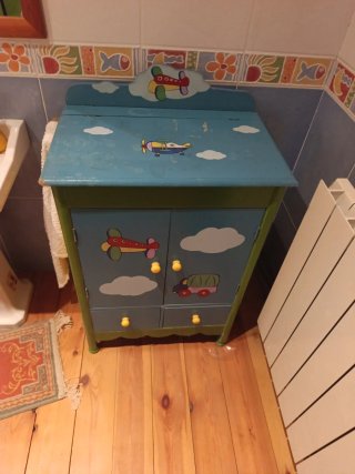 Mesita infantil con dibujos de aviones