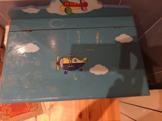 Mesita infantil con dibujos de aviones