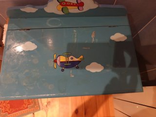 Mesita infantil con dibujos de aviones